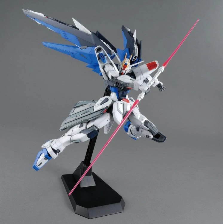 Bandai MG 1/100 Freedom Gundam (Ver 2.0) 12 Bandai MG 1/100 Freedom Gundam (Ver 2.0) - Image 10