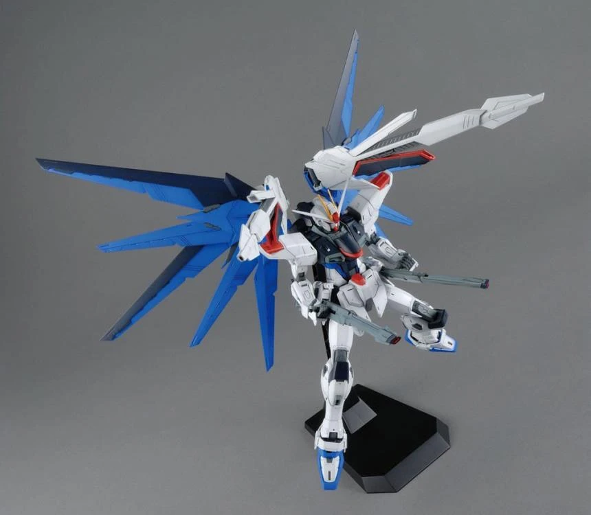 Bandai MG 1/100 Freedom Gundam (Ver 2.0) 9 Bandai MG 1/100 Freedom Gundam (Ver 2.0) - Image 7